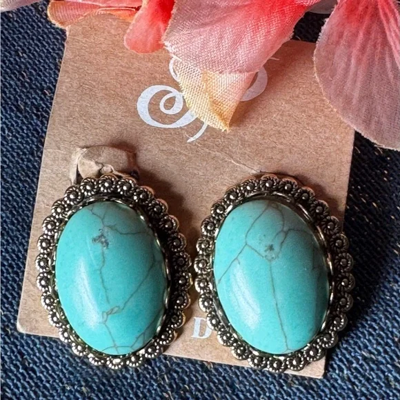 Elegant Turquoise and Gold Earrings - Picture 3 of 4